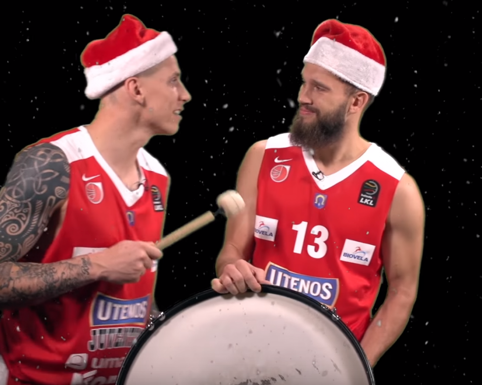 Šokantys ir dainuojantys krepšininkai sveikina su Kalėdomis