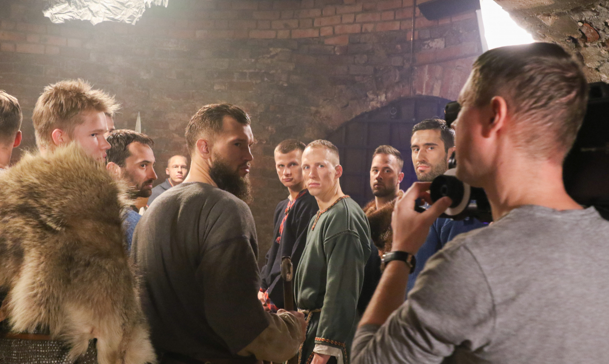 Įvaizdiniame klipe krepšininkai nusikėlė į XIII-ąjį amžių