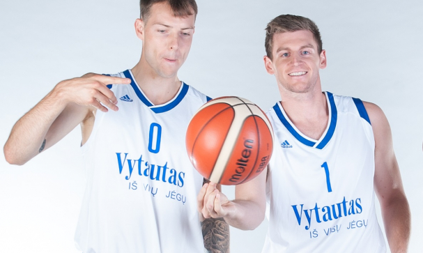 „Vytautas“ atsisveikina su dviem užsieniečiais